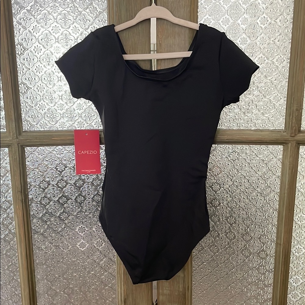 Capezio NWT Girl’s Short Sleeved Black Leotard - Size M